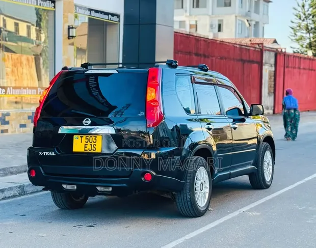 Nissan X-Trail 2010 Nyeusi - 1