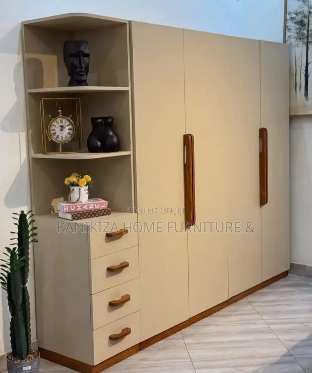 Wardrobe ya Milango Minne ya Kifahari na Dresser Yake - 1