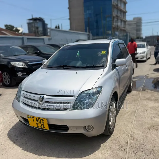Toyota IST 2004 Nyeupe - 1