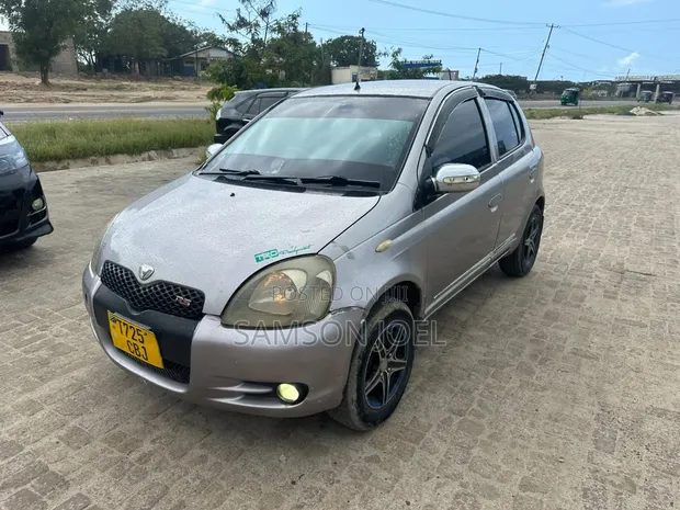 Toyota Vitz 2002 Silver - 1