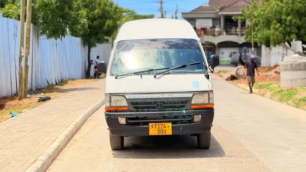 Toyota HiAce 2003 Nyeupe - 1