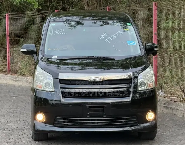Toyota Noah 2009 Nyeusi - 1