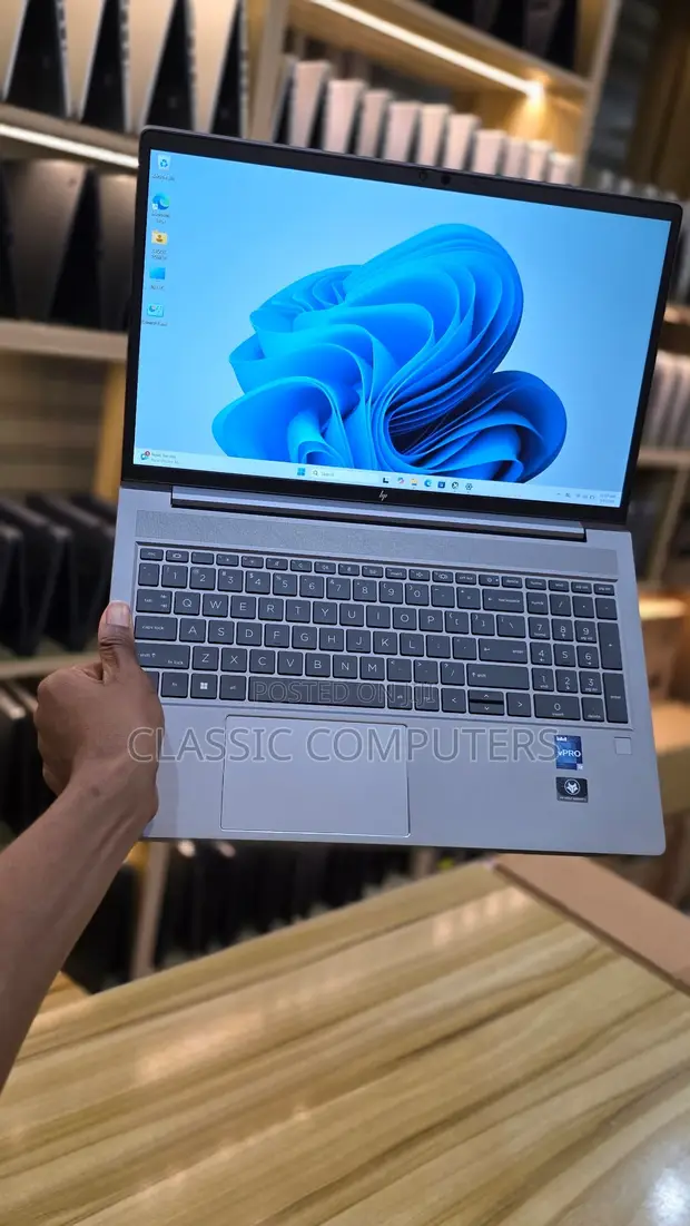 Laptop HP ZBook Firefly G9 - 32GB RAM, 1TB SSD, Intel i7 - 1