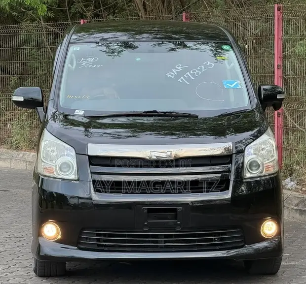 Toyota Noah 2009 Nyeusi - 1
