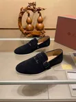 Viatu vya Loro Piana Nyeusi vya Suede vya Kutelezesha na Kifungo - 2
