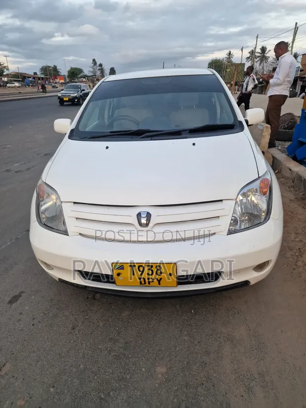 Toyota IST 2006 White - 1