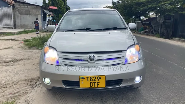 Toyota IST 2004 Nyeupe - 1