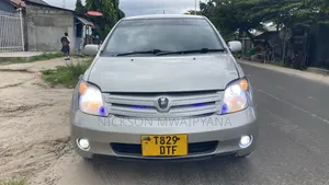 Toyota IST 2004 Nyeupe