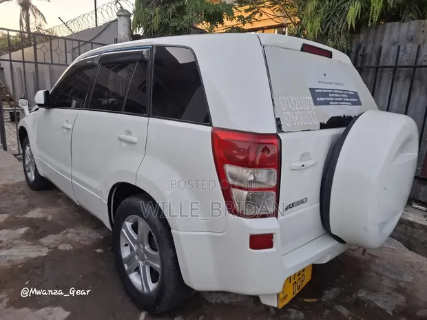 Suzuki Escudo 2006 White - 1