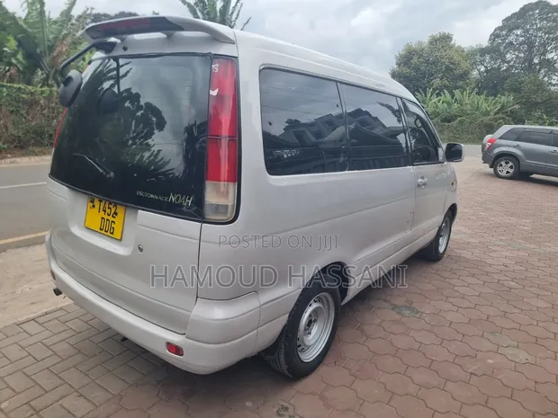 Toyota Noah 2.0 AWD (Viti 8) 2002 Nyeupe - 1