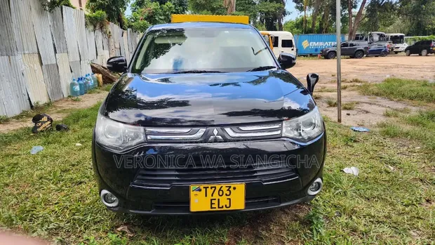 Mitsubishi Outlander 2012 Nyeusi - 1