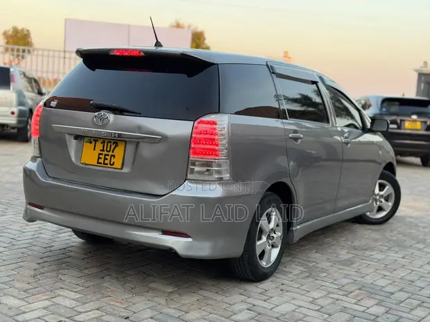 Toyota Wish 2005 Gray - 1