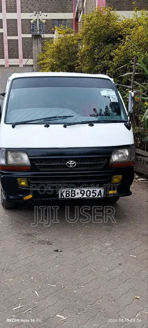 Toyota HiAce 2012 Nyeupe