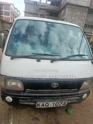 Toyota HiAce 1999 Nyeupe