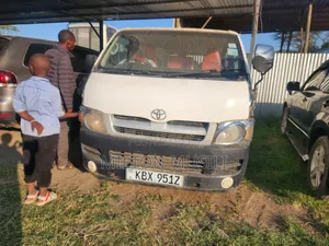 Toyota HiAce 2009 Nyeupe
