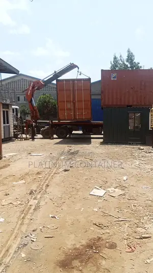Makontena ya Kusafirisha Yanauzwa na Kutengenezwa