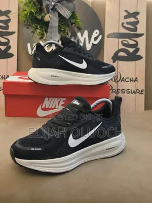 Viatu vya Nike Vomero 18 vya Mazoezi/Kukimbia