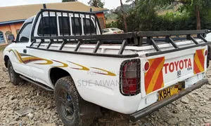 Toyota Hilux 2003 Nyeupe