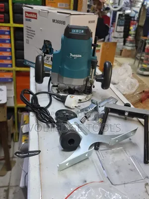 Makita 1650W Plunge Router M3600B
