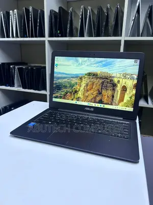 Laptop ya Asus 8GB Intel Core M 256GB SSD