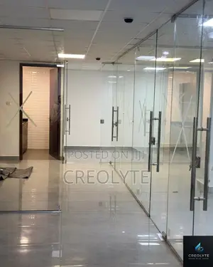 Vigawanyo vya Ofisi na Milango ya Kioo Isiyo na Fremu - Ufungaji wa Kibiashara