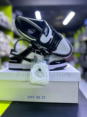 Nike SB Dunk Batman X Carhartt Sneakers