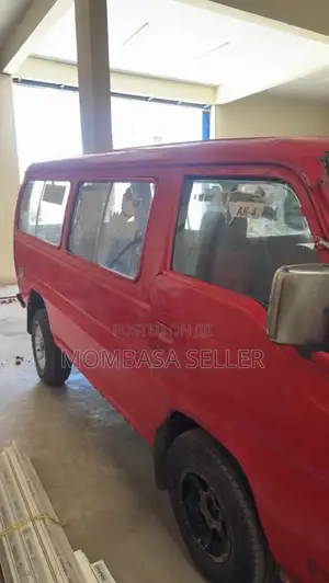 Nissan Caravan (Urvan) 2006 Nyeusi