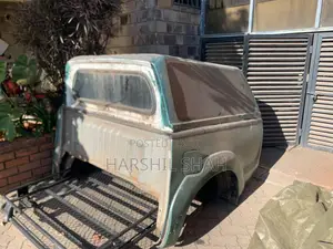 Bodi ya Nyuma ya Hilux na Kifuniko cha Fiberglass, Fenda na Taa