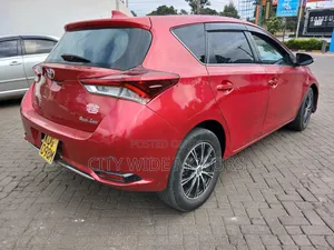 Toyota Auris 2016 Red