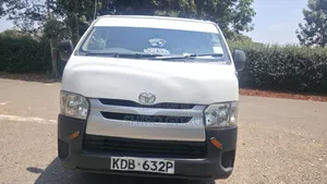 Toyota HiAce 2013 Nyeupe