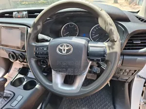 Toyota Hilux 2017 Nyeupe