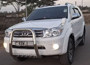 Toyota Fortuner 2005 Nyeupe