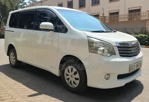 Toyota Noah 2011 Nyeupe