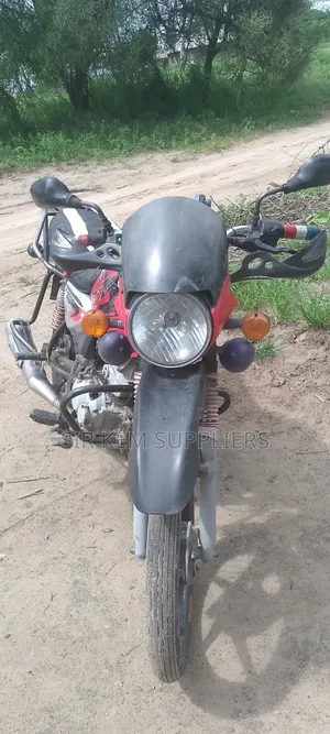 Bajaj Boxer 125 2022 Nyeusi