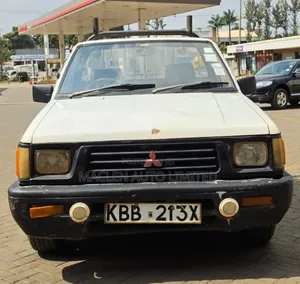 Mitsubishi L200 2008 Nyeupe