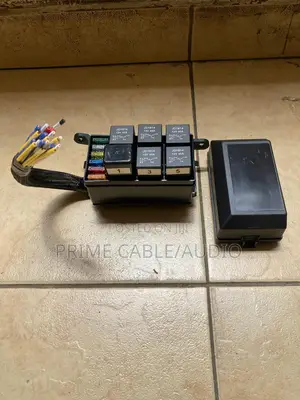 Sanduku la Usambazaji la Fusi na Rela za Magari 12V 6