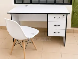 Meza ya Ofisi na Viti vya Plastiki