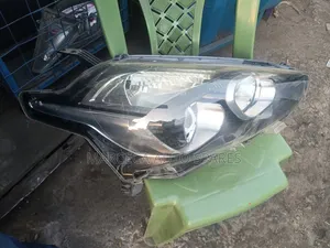 Taa ya Mbele ya Toyota Sienta (Isiyo ya Xenon)