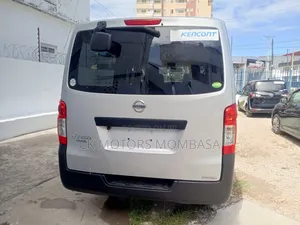 Nissan Caravan (Urvan) 2019 Nyeupe