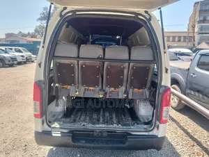 Toyota HiAce 2018 Nyeupe