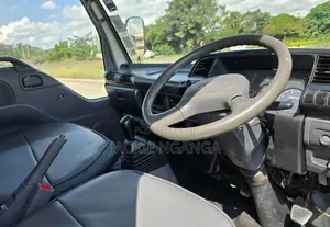 Isuzu NKR Local 2018 Nyeupe