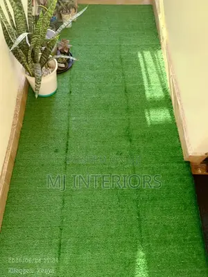 Green Artificial Grass Carpet for Landscaping and Outdoor Decoration
