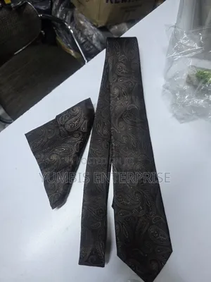 Tai ya Rangi ya Kahawia Iliyokolea yenye Maua na Kitambaa cha Mfukoni Kinachofanana