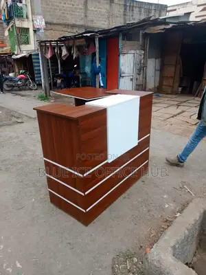Dawati la Kisasa la Mapokezi la Mbao lenye Paneli Nyeupe ya Mbele