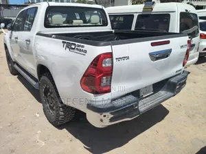 Toyota Hilux Double Cab 2020 Nyeupe