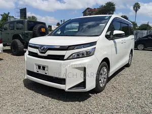 Toyota Voxy 2019 Nyeupe