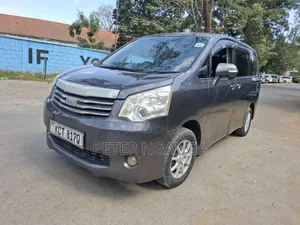Toyota Noah 2012 Kijivu