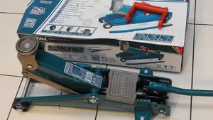 Total THT10832 Hydraulic Floor Jack Tani 3