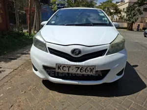 Toyota Vitz 2011 Nyeupe