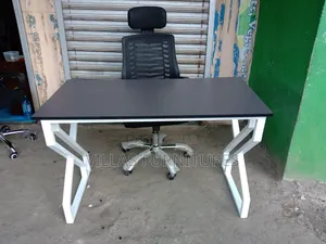 Meza ya Ofisi ya Chuma na Kiti cha Kuzunguka chenye Kichwa